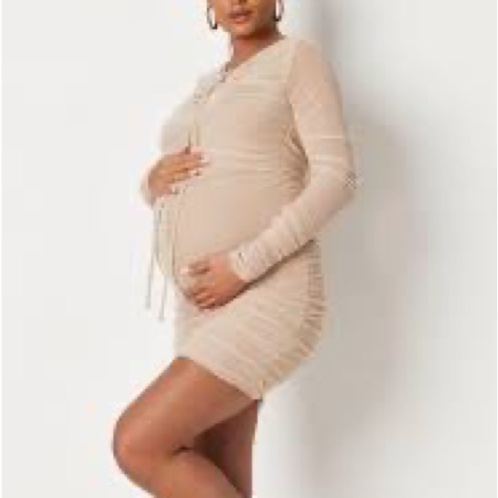 MATERNITY MESH KEYHOLE RUCH
SLEEVE DRESS
Sand